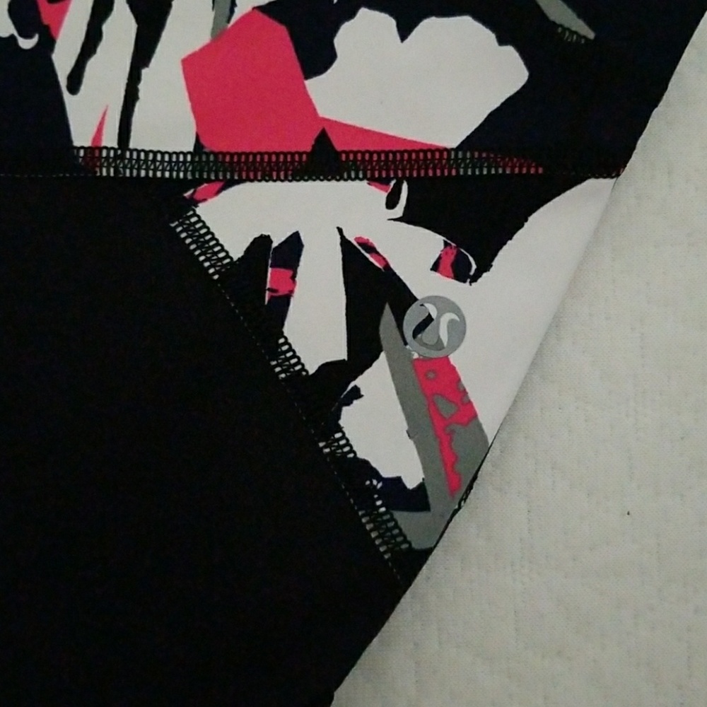 Lululemon pocket floral capris!